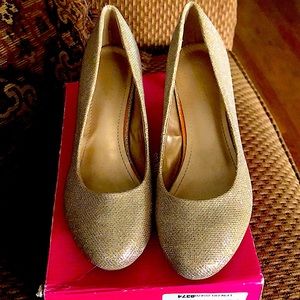 Short heel, gold-glitter dress shoes
